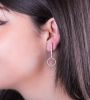 Pendientes largos de diamantes en oro blanco en modelo