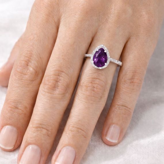 Anillo de amatista y diamantes Bolivia modelo