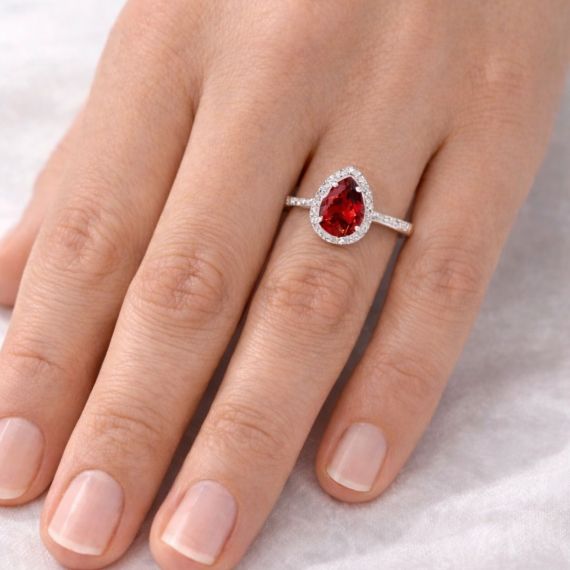 Anillo de rubelita y diamantes Bolivia modelo