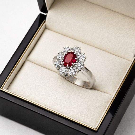 Anillo de rubí y diamantes en estuche