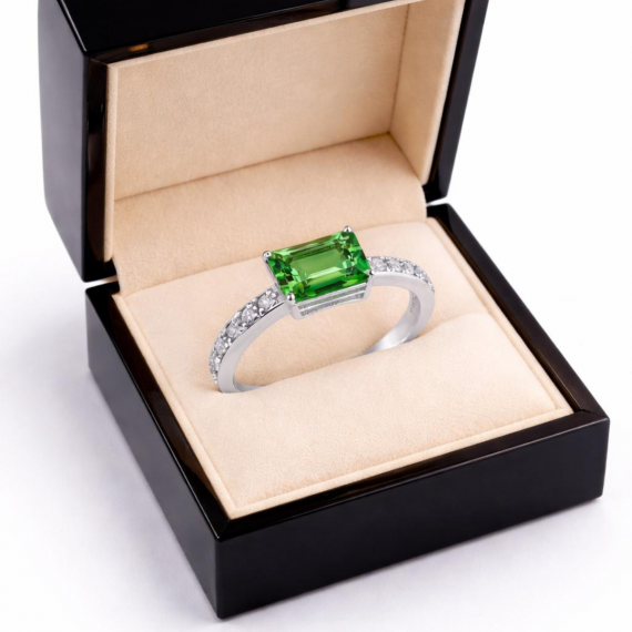 Anillo de peridot verde y diamantes Oporto estuche