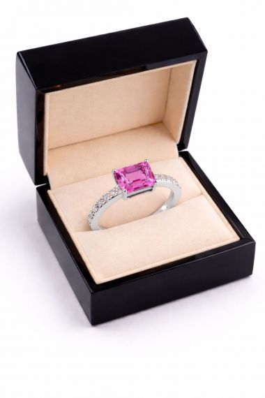Anillo de turmalina rosa y diamantes estuche 