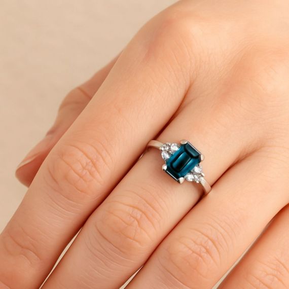 Anillo de topacio y diamantes Cauca modelo