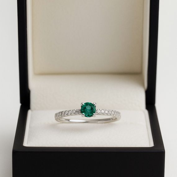 Anillo de diamantes y esmeralda GADEA