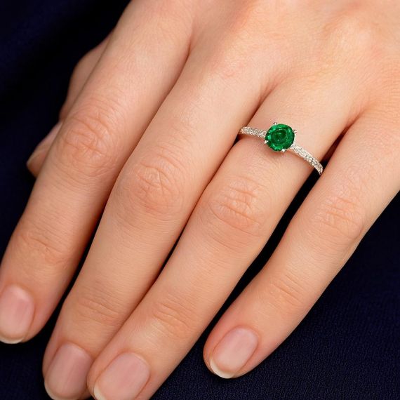 Anillo de esmeralda y diamantes Gadea modelo