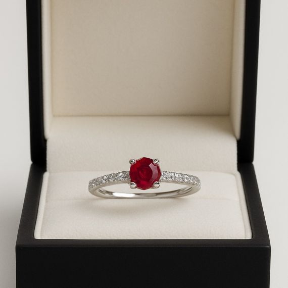 Anillo de diamantes y rubí GADEA