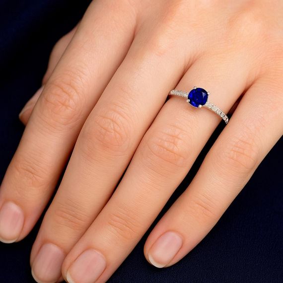 Anillo de zafiro y diamantes Gadea modelo