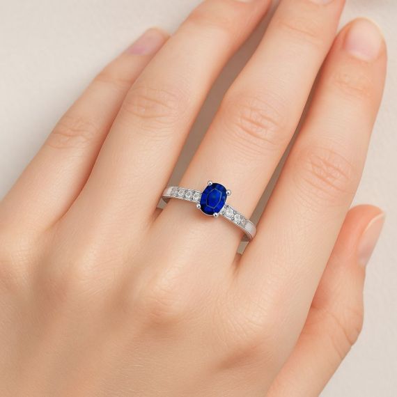 Anillo de zafiro y diamantes Medellín mano