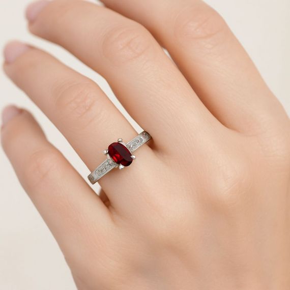 Anillo de rubí y diamantes Medellín modelo