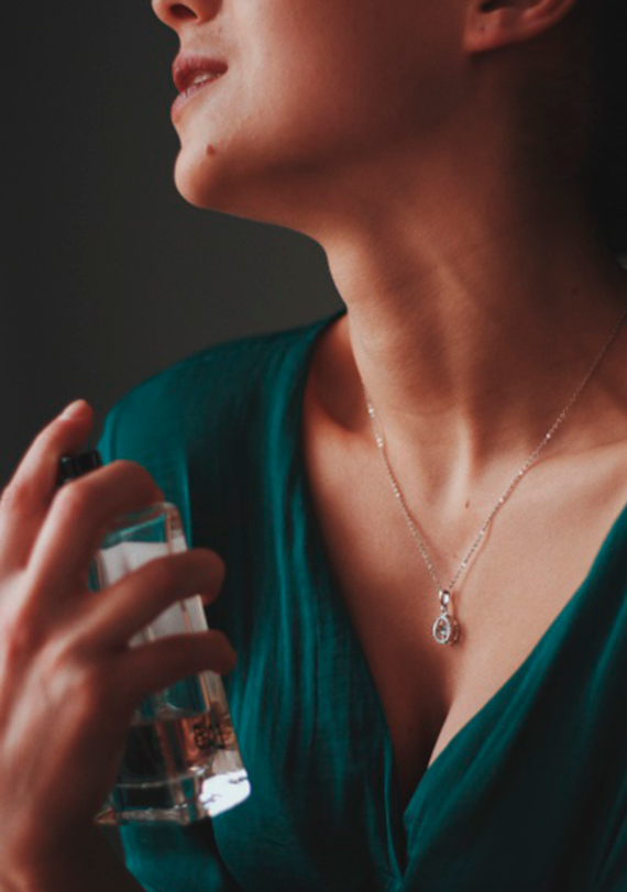 Modelo con colgante de oro blanco y diamantes