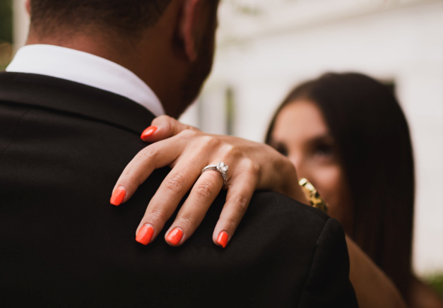 Pareja mostrando anillo de diamantes
